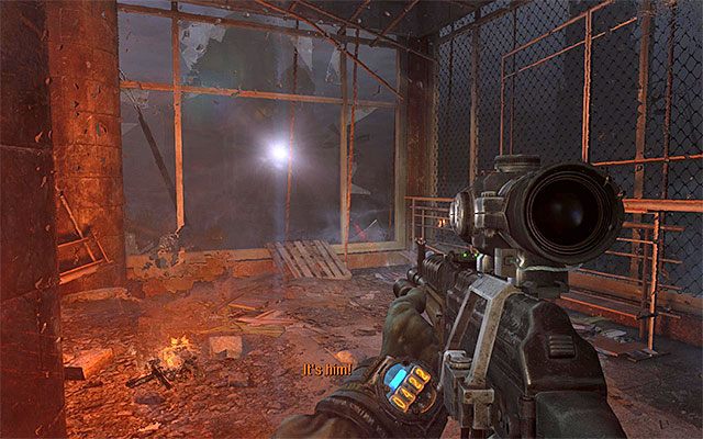 Na sam koniec zbliż się do wyjścia ze wspomnianego wyżej dwupoziomowego budynku (powyższy screen) - Skrzynie z ekwipunkiem na bagnach | Inne sekrety | Metro Last Light - Metro: Last Light - poradnik do gry