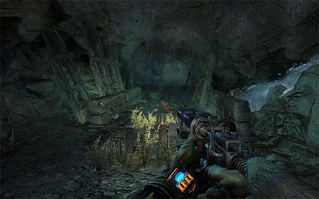 Po dotarciu do pokazanego na dołączonym screenie mostu rozważ rozstawienie na nim kilku min Claymore, bo już wkrótce w okolicy tej pojawi się liczna grupa potworów - Idź katakumbami do Oktiabrskiej cz.1 | Rozdział 18 - Dolne miasto - Metro: Last Light - poradnik do gry