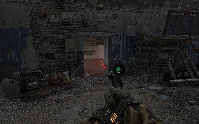 Twoim zadaniem jest dotarcie do pokazanego na powyższym screenie bocznego wyjścia, które znajduje się na drugim końcu sali, a konkretnie na lewo od podwyższeń okupowanych przez dwóch snajperów i przy pracującym generatorze (polecam zniszczyć przymocowaną do niego lampę) - Poznaj plany żołnierzy Czerwonej Linii | Rozdział 25 - Zajezdnia - Metro: Last Light - poradnik do gry