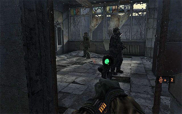 Możesz już ustawić się w pokazanym na dołączonym screenie miejscu - Poznaj plany żołnierzy Czerwonej Linii | Rozdział 25 - Zajezdnia - Metro: Last Light - poradnik do gry