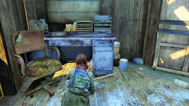 Zaraz po wejściu do środka skręć w lewo, a w małym pomieszczeniu znajdziesz biurko z ukrytym w szufladzie komiksem - Kurort nad jeziorem | Komiksy w The Last of Us - The Last of Us - poradnik do gry
