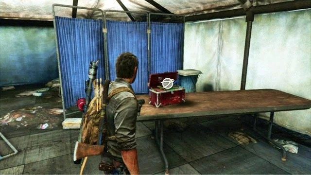 Gdy dotrzesz na autobusowy peron, zbadaj uważnie wszystkie stojące w okolicy namioty - Zajezdnia | Podręczniki szkoleniowe i narzędzia w The Last of Us - The Last of Us - poradnik do gry