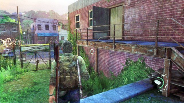 Na prawo przed bramą przez którą przeskoczy Ellie, jest mały czerwony budynek z czerwonej cegły - Miasteczko Billa | Artefakty i nieśmiertelniki w The Last of Us - The Last of Us - poradnik do gry