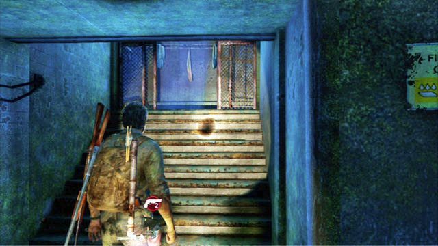 Po tym jak pokonasz cztery szarżujące mutanty, zbadaj pomieszczenie z beczkami po prawej - Przedmieścia - Kanały | Artefakty i nieśmiertelniki w The Last of Us - The Last of Us - poradnik do gry