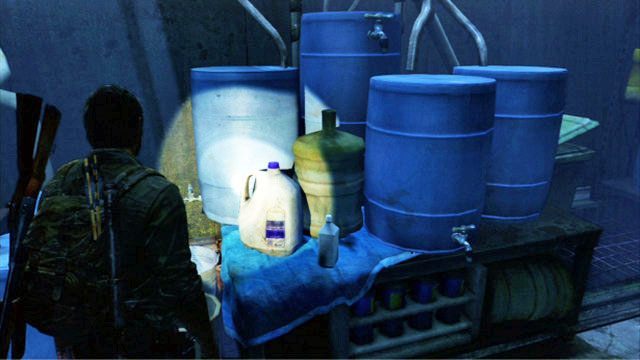 Na jednym ze stołów pozostawiono kolejny artefakt - Przedmieścia - Kanały | Artefakty i nieśmiertelniki w The Last of Us - The Last of Us - poradnik do gry