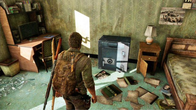 Leży na biurku niedaleko monitora i zapisano na nim kod otwierający sejf piętro niżej - Przedmieścia - Przedmieścia | Artefakty i nieśmiertelniki w The Last of Us - The Last of Us - poradnik do gry