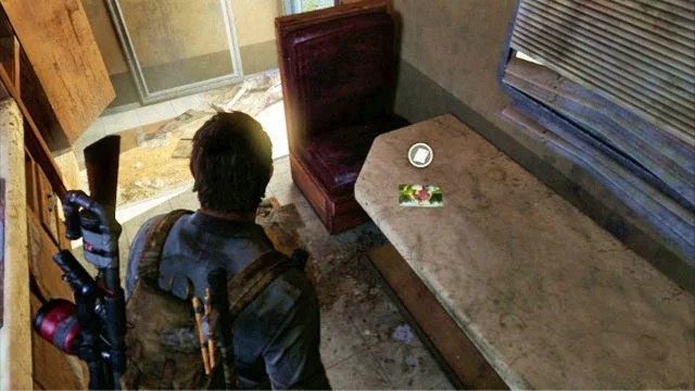 Na stoliku w środku pozostawiono poszukiwaną fotografię - Zajezdnia | Artefakty i nieśmiertelniki w The Last of Us - The Last of Us - poradnik do gry