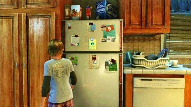 Gdy skończysz, zejdź na parter i zerknij na telefon leżący na kuchennym blacie oraz przeczytaj notatkę na lodówce - Prolog | Prolog i Strefa kwarantanny | Solucja The Last of Us - The Last of Us - poradnik do gry