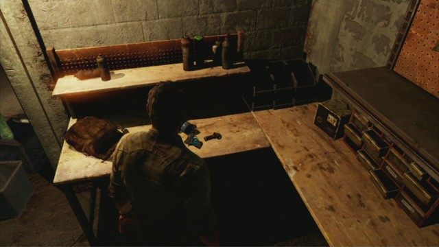 Chwilę później dotrzesz do miejsca, w którym znajdziesz plecak ze sprzętem - Za murem (mapa) | Prolog i Strefa kwarantanny | Solucja The Last of Us - The Last of Us - poradnik do gry