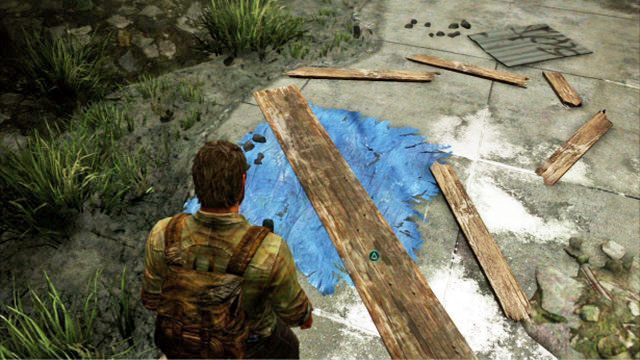 Żeby przedostać się na drugą stronę, musisz zeskoczyć na dół i podać Tess leżącą tam deskę - Za murem (mapa) | Prolog i Strefa kwarantanny | Solucja The Last of Us - The Last of Us - poradnik do gry