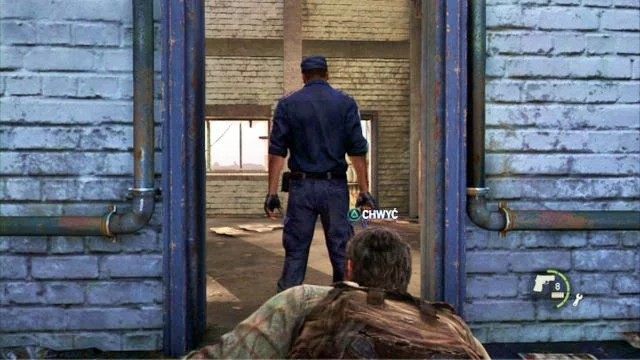 Musisz zajść od tyłu i udusić wroga po lewej - Ładunek (mapa) | Prolog i Strefa kwarantanny | Solucja The Last of Us - The Last of Us - poradnik do gry