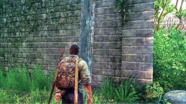 Za małym budynkiem powinieneś znaleźć opartą o mur deskę - Las | Miasteczko Billa | Solucja The Last of Us - The Last of Us - poradnik do gry