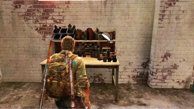 Dzięki nim będziesz mógł tworzyć na stojącym niedaleko biurku potężniejsze ulepszenia do broni - Kryjówka | Miasteczko Billa | Solucja The Last of Us - The Last of Us - poradnik do gry