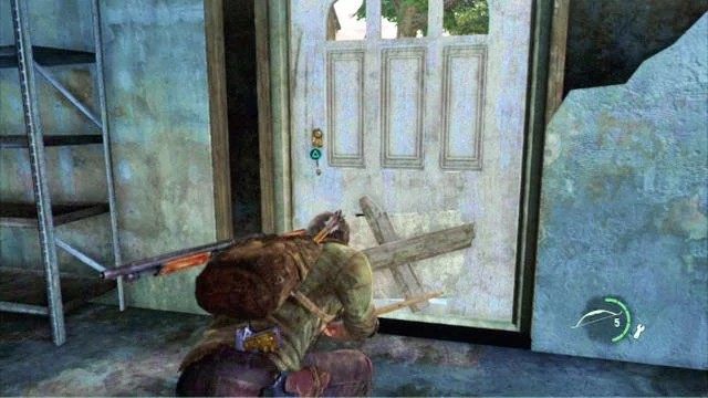 Kawałek dalej znajduje się budynek, a w nim drzwi z klapką dla kota - Cmentarz | Miasteczko Billa | Solucja The Last of Us - The Last of Us - poradnik do gry