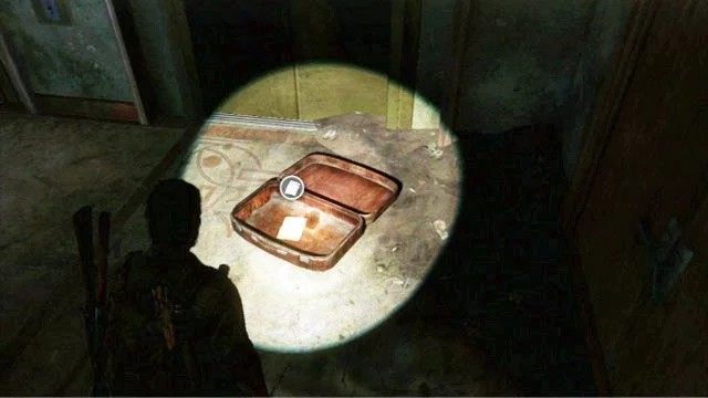 Po drugiej stronie leży walizka, a w niej karteczka z kodem umożliwiającym otwarcia sejfu - Hotelowy hol (mapa) | Pittsburgh | Solucja The Last of Us - The Last of Us - poradnik do gry