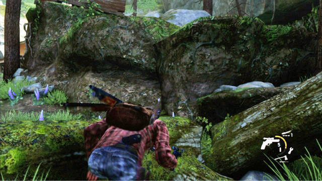 Aby zabić kolejnego wroga, wdrap się po cichu na skały z prawej - Ranczo | Tama Tommyego | Solucja The Last of Us - The Last of Us - poradnik do gry