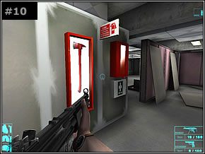Przejdź w lewo do pokoju, załatw przeciwnika, kolejnych dwóch [#11] w następnej sali rozłożysz również bez większych problemów - Misja 02 - False Alarm - Die Hard: Nakatomi Plaza - poradnik do gry