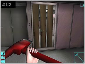 Podążaj przed siebie korytarzem, aż do miejsca gdzie za białym stołem, w którymś już z kolei pokoju spotkasz Tonyiego [#13] - Misja 02 - False Alarm - Die Hard: Nakatomi Plaza - poradnik do gry