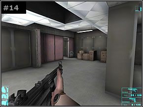 Najpierw zdejmij wojaka ukrywającego się z lewej, za skrzyniami - Misja 02 - False Alarm - Die Hard: Nakatomi Plaza - poradnik do gry