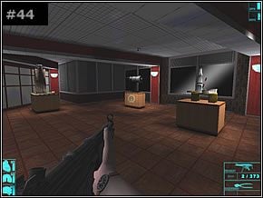 Przez drzwi na lewo od wejścia dostaniesz się do kolejnego pomieszczenia [#45], z dwoma terrorystami w środku (jeden z prawej strony, drugi na przeciwległym krańcu sali) - Misja 06 - Welcome To The Party - Die Hard: Nakatomi Plaza - poradnik do gry