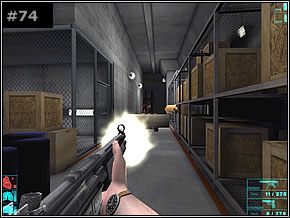 Przejdź przez przejście, które zrobił wózek uderzając w skrzynie po lewej - Misja 09 - Plain The Hero - Die Hard: Nakatomi Plaza - poradnik do gry