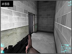 Oczyść przejście z paru wrogich wojaków, po czym idź aż do apteczki zawieszonej na ścianie, przy metalowej siatce - Misja 10 - One Of The Terrorist - Die Hard: Nakatomi Plaza - poradnik do gry