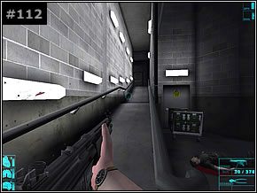 Po rozmowie z pomocnikiem wyjdź przez pobliskie drzwi do pomieszczenia i dalej na znany Ci z poprzednich misji korytarz [#113] - Misja 12 - Aftermath - Die Hard: Nakatomi Plaza - poradnik do gry