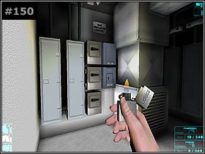 Przejdź w korytarzami i dalej po stalowym pręcie nad głębokim szybem wentylacyjnym do kolejnego tunelu - tutaj musisz otworzyć kratę z prawej strony i załatwić myjącego się terrorystę [#151] - Misja 16 - In The Vents - Die Hard: Nakatomi Plaza - poradnik do gry