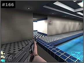 W jasnym holu zdejmij terrorystę stojącego na schodkach, zejdź po nich w dół i tam zajmij się dwoma kolejnymi - Misja 18 - Backup Arrives - Die Hard: Nakatomi Plaza - poradnik do gry