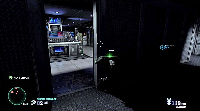 Przed wyjściem z budynku warto sprawdzić czy nikt nie spogląda w stronę pierwszych drzwi - Zinfiltrowanie bunkra | Misja 12 - Obiekt F | Splinter Cell Blacklist - Tom Clancys Splinter Cell: Blacklist - poradnik do gry