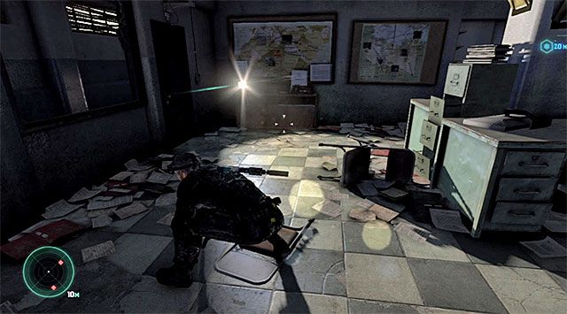 Drzwi znajdujące się przy reflektorze - Dotarcie do sali przesłuchań | Misja 1 - Kryjówka | Splinter Cell Blacklist - Tom Clancys Splinter Cell: Blacklist - poradnik do gry