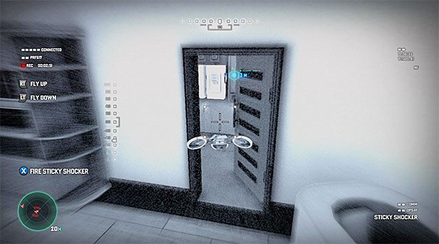 Wejście do pomieszczenie ze skrzynką z bezpiecznikami - Zdetonowanie ładunku EMP przy skrzynce z bezpiecznikami | Misja 4 - Prywatna posiadłość - Tom Clancys Splinter Cell: Blacklist - poradnik do gry