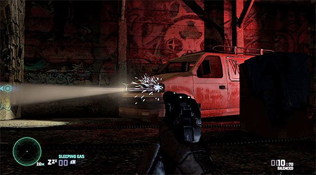 Zniszczenie świateł furgonetki pomoże ci pozostać w ukryciu - Rozbrojenie drugiej bomby | Misja 7 - Transport | Splinter Cell Blacklist - Tom Clancys Splinter Cell: Blacklist - poradnik do gry