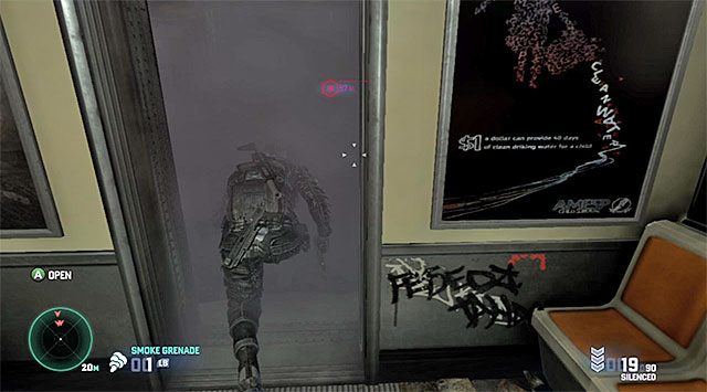 Granat dymny może pomóc Fisherowi w uniknięciu wykrycia tuż po otwarciu drzwi - Doścignięcie lidera komórki Inżynierów | Misja 7 - Transport - Tom Clancys Splinter Cell: Blacklist - poradnik do gry