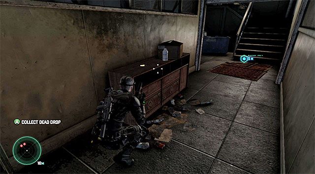 Paczka leży na szafce tuż przy schodach - Misje głównej kampanii | Paczki (Dead Drops) | Splinter Cell Blacklist - Tom Clancys Splinter Cell: Blacklist - poradnik do gry