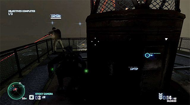Zaczekaj aż snajper ustawi się przy balustradzie i dopiero wtedy go zaatakuj - Misje Grim | Cele o dużym znaczeniu (High Value Targets) - Tom Clancys Splinter Cell: Blacklist - poradnik do gry