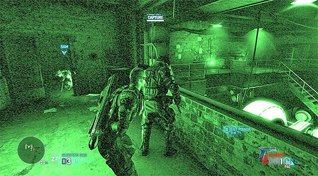 Przeciwnika najlepiej zaatakować gdy zatrzyma się w pomieszczeniu na piętrze - Misje Briggsa | Cele o dużym znaczeniu (High Value Targets) - Tom Clancys Splinter Cell: Blacklist - poradnik do gry
