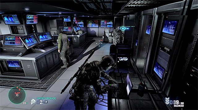 Laptop leży na jednym ze stołów w narożniku pomieszczenia - Misje głównej kampanii | Laptopy Czarnej Listy (Blacklist Laptops) - Tom Clancys Splinter Cell: Blacklist - poradnik do gry