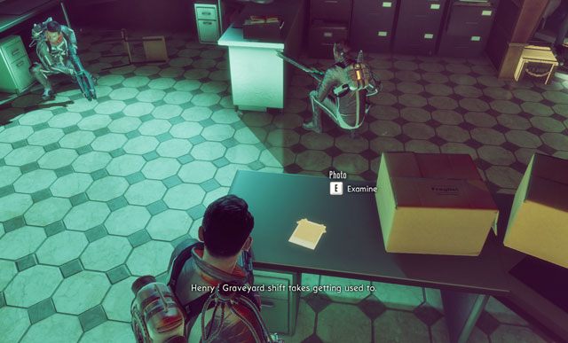 Zdjęcie leży na stoliku obok kartonów. - Zdjęcia - The Bureau: XCOM Declassified - poradnik do gry