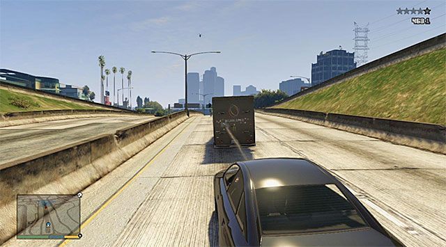 Zniszczenie drzwi ciężarówki pozwoli ci zdobyć ładunek bez konieczności użerania się z kierowcą - GTA 5: Granaty gazowe BZ - solucja - GTA 5 - poradnik do gry