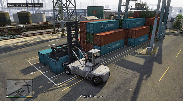 Zatrzymaj się przy pierwszym z kontenerów i umieść ramię kierowanego urządzenia dokładnie nad nim - GTA 5: Zwiad w porcie - solucja - GTA 5 - poradnik do gry