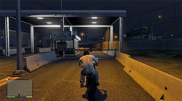 Jedno z wejść do bazy - GTA 5: Cargobob - solucja - GTA 5 - poradnik do gry