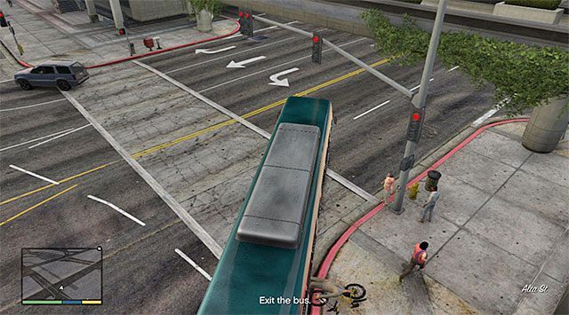 Uderz Isaaca sterując przez cały czas autobusem - GTA 5: Mord autobusowy - solucja - GTA 5 - poradnik do gry