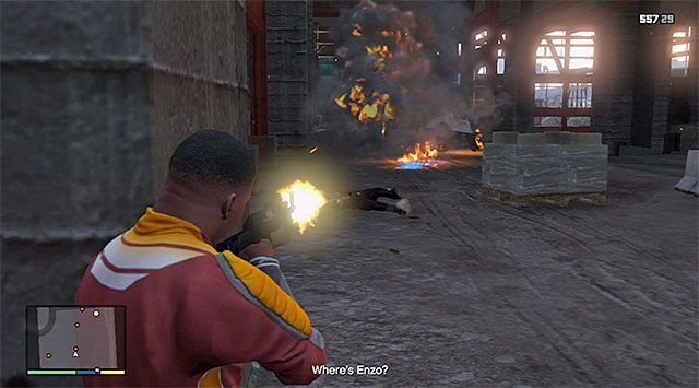 Pomagaj sobie wysadzając zaparkowane w okolicy pojazdy - GTA 5: Krew na budowie - solucja - GTA 5 - poradnik do gry