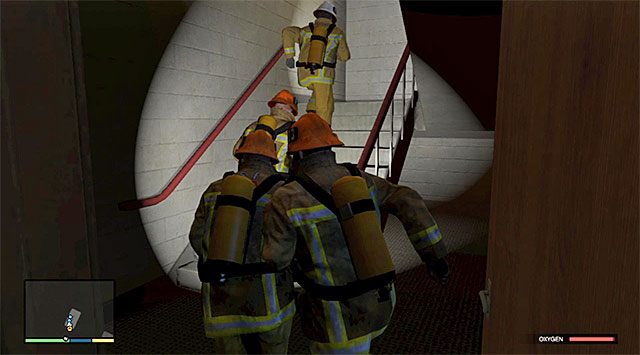 Klatka schodowa - GTA 5: Napad na Biuro - użycie przebrań strażaków (Fire Crew) - solucja - GTA 5 - poradnik do gry