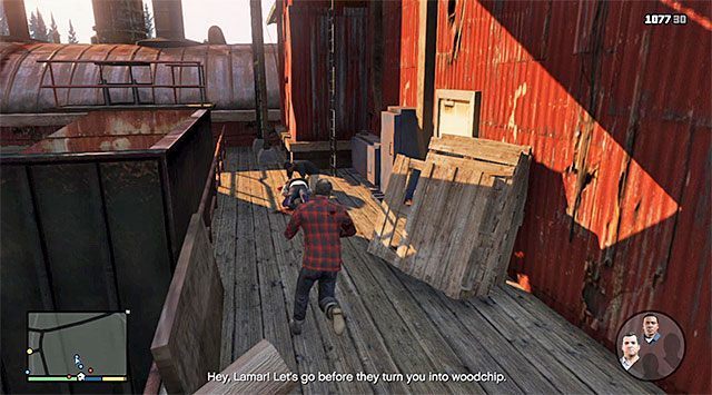 Lamar jest przetrzymywany na zewnątrz głównego budynku, w pokazanym na screenie miejscu - GTA 5: Lamar w opałach - solucja - GTA 5 - poradnik do gry