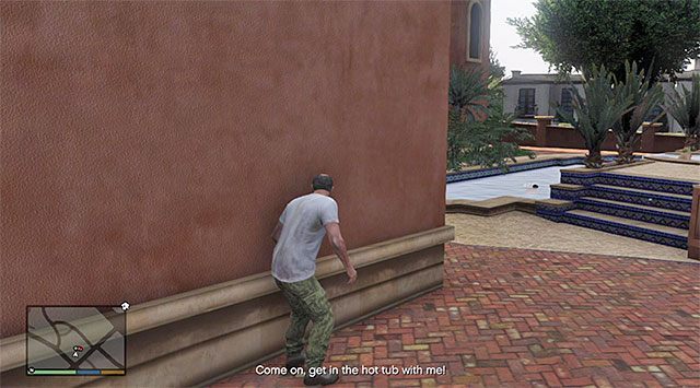 Obiegnij teraz dom od prawej strony, przeskakując po drodze nad dwoma nowymi murkami - GTA 5: Pamiątki z Vinewood, Tyler - solucja, nagrody, wyzwania - GTA 5 - poradnik do gry