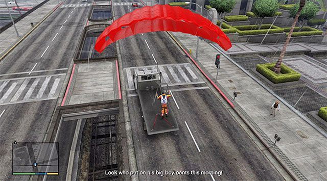 Właściwa misja jest już bardzo krótka, zakładając wylądowanie na pokazanej na screenie ciężarówce po wykonaniu skoku z dachu wieżowca - GTA 5: Ryzyko docelowe - solucja, nagrody, wyzwania - GTA 5 - poradnik do gry