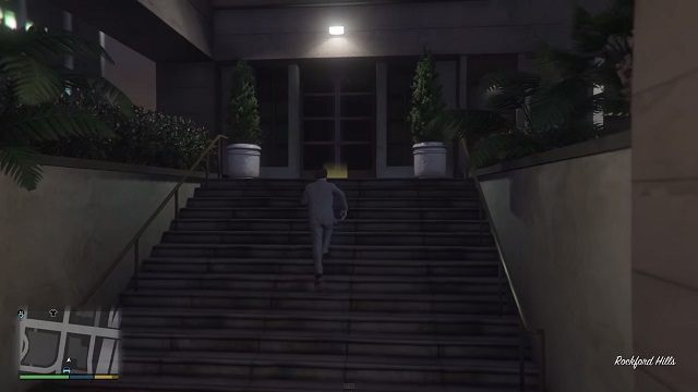 Wejście jest należycie podświetlone żółtym znacznikiem. - GTA 5: List, Murder Mystery - solucja, mapa - GTA 5 - poradnik do gry