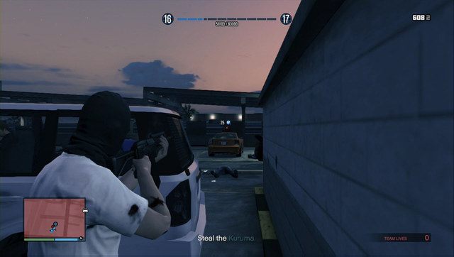 Utoruj sobie drogę do samochodu zabijając wrogich członków gangu - GTA Online: Akcja we Fleeca (Fleeca Job), napad 1 - solucja, opis przejścia - GTA 5 - poradnik do gry